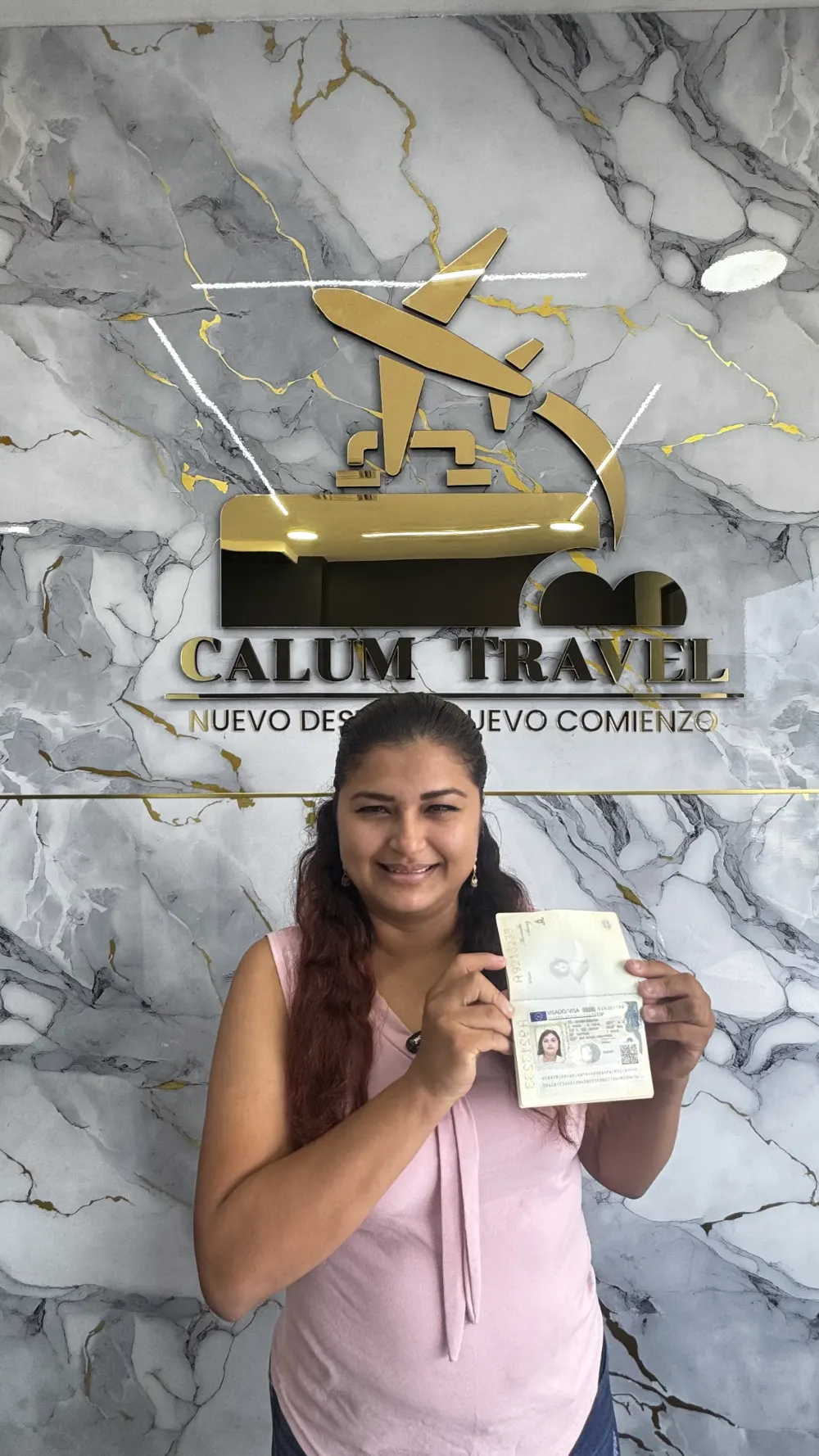 Clienta de CALUM TRAVEL con su visa aprobada
