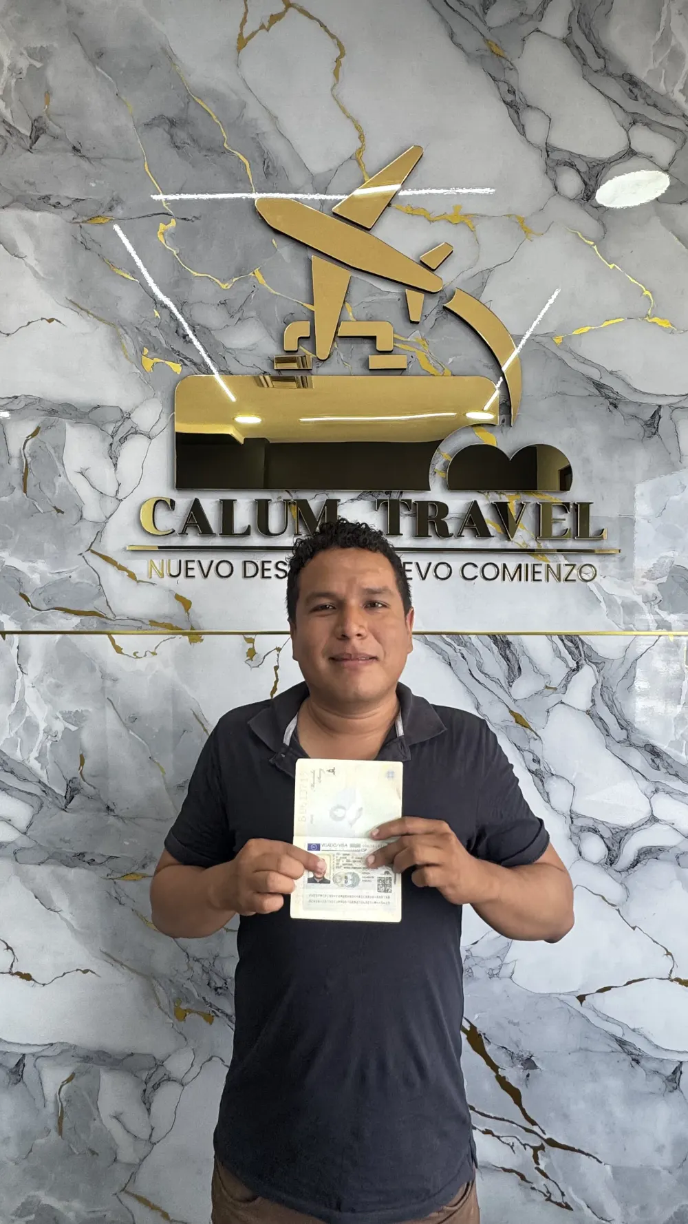Cliente de CALUM TRAVEL con su visa aprobada
