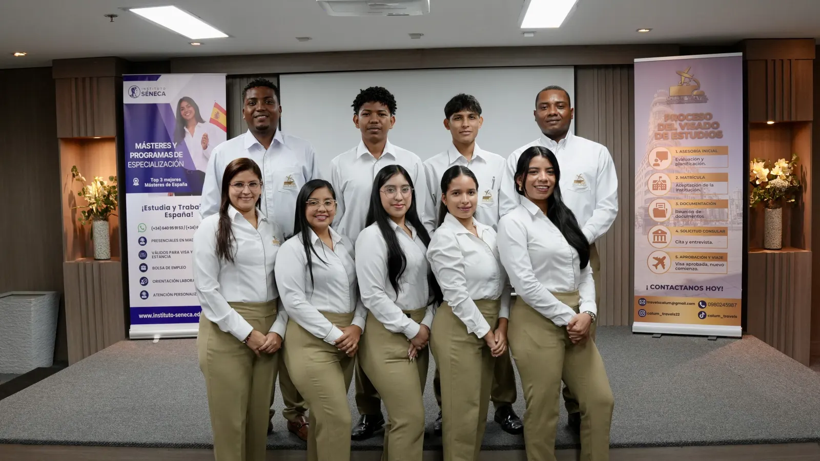 Equipo de CALUM TRAVELS asesorando